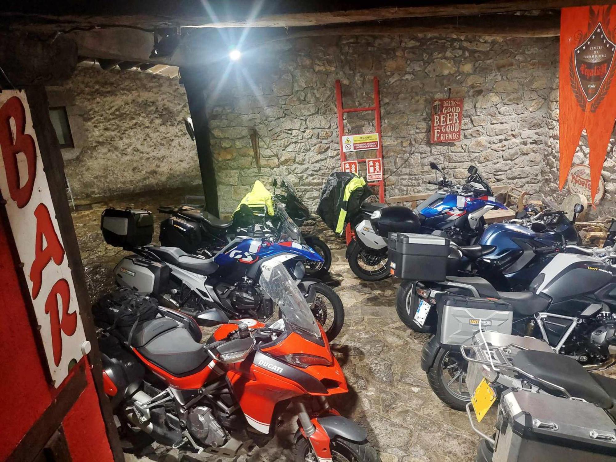 Hotel Moto-Rural "Vegalion" Las Salas Exterior foto